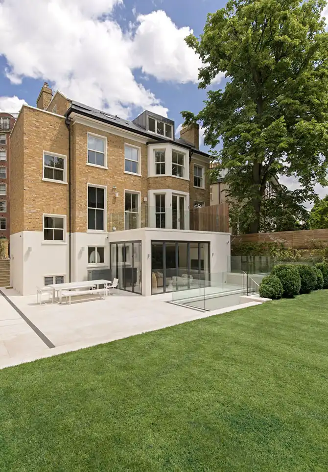 Пятиэтажный особняк в викторианском стиле