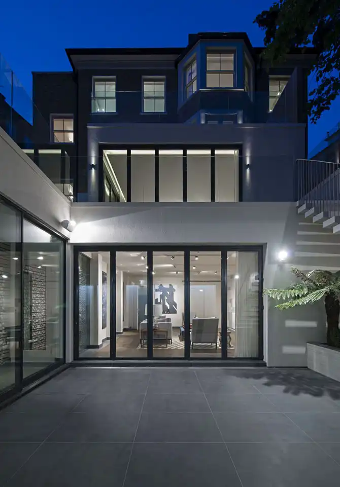 Пятиэтажный особняк в викторианском стиле