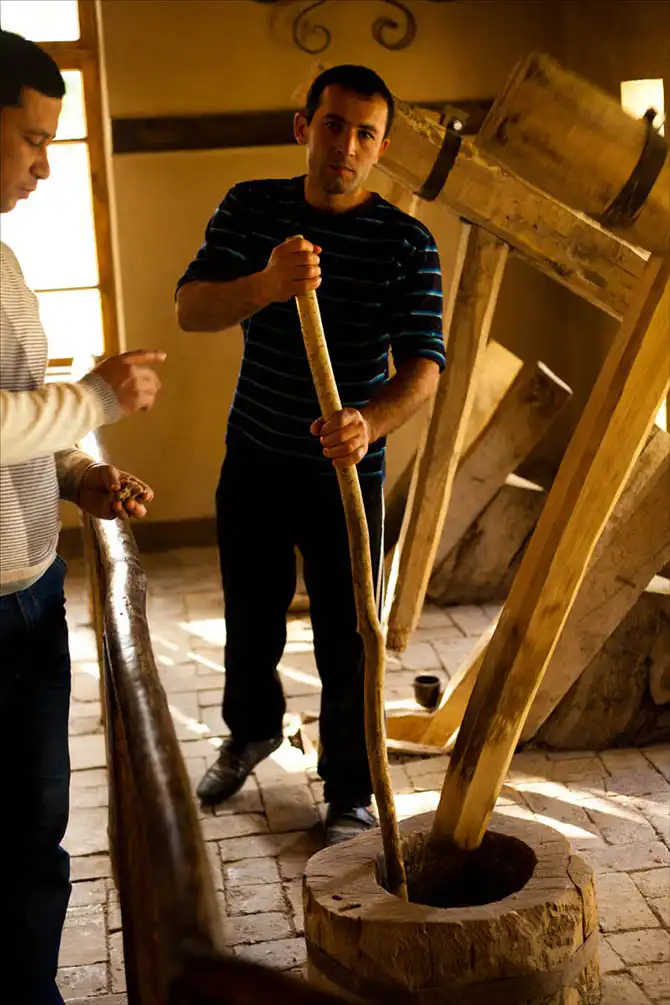 Как делают шелковую бумагу в Самарканде