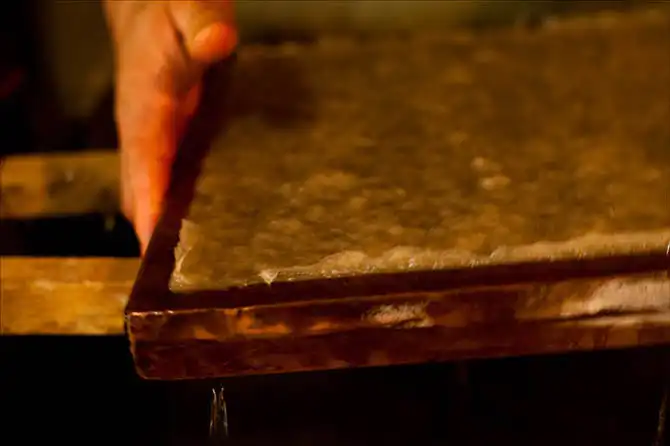 Как делают шелковую бумагу в Самарканде