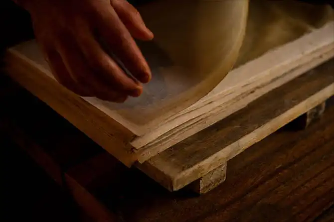 Как делают шелковую бумагу в Самарканде