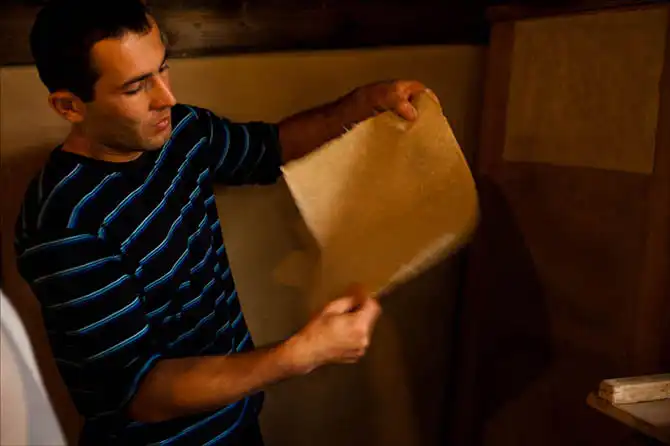 Как делают шелковую бумагу в Самарканде