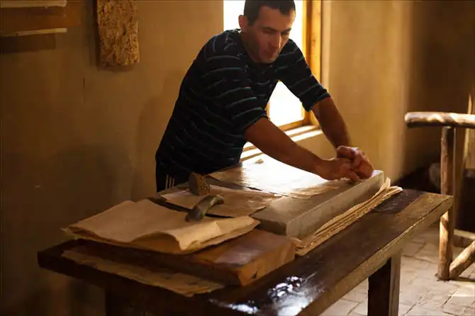 Как делают шелковую бумагу в Самарканде