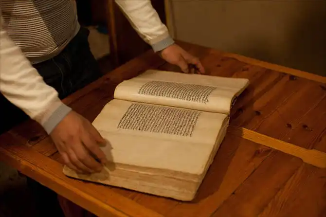 Как делают шелковую бумагу в Самарканде