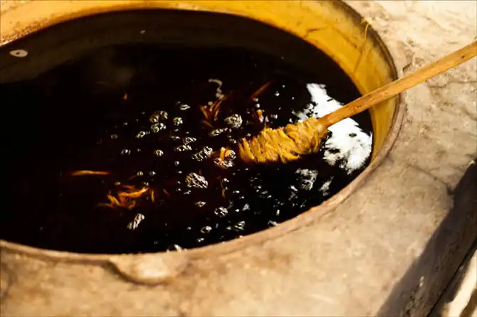 Как делают шелковую бумагу в Самарканде