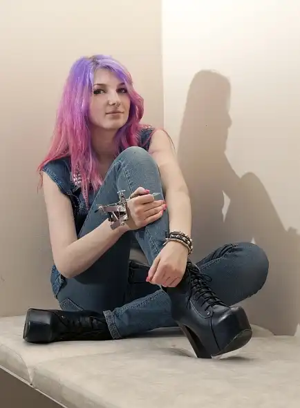 С цветными волосами.