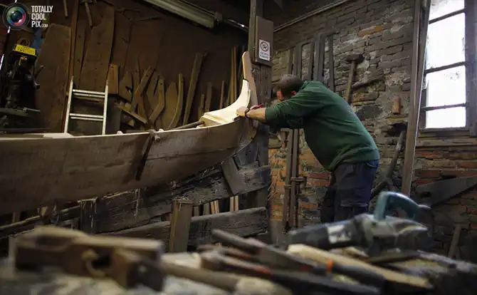 Как изготавливают гондолы в Венеции