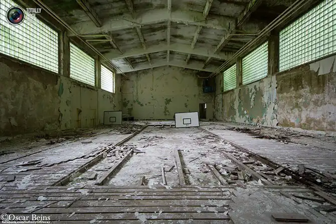 Заброшенные здания в объективе Оскара Бейнса