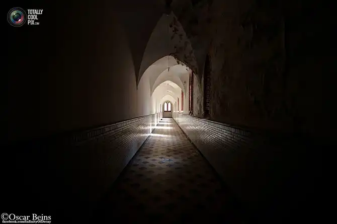 Заброшенные здания в объективе Оскара Бейнса