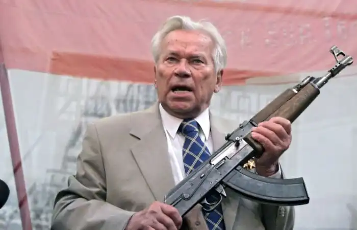 Разработчик легендарного автомата Михаил Калашников умер в больнице