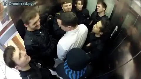 ОМОН захватил лифт с пассажиром