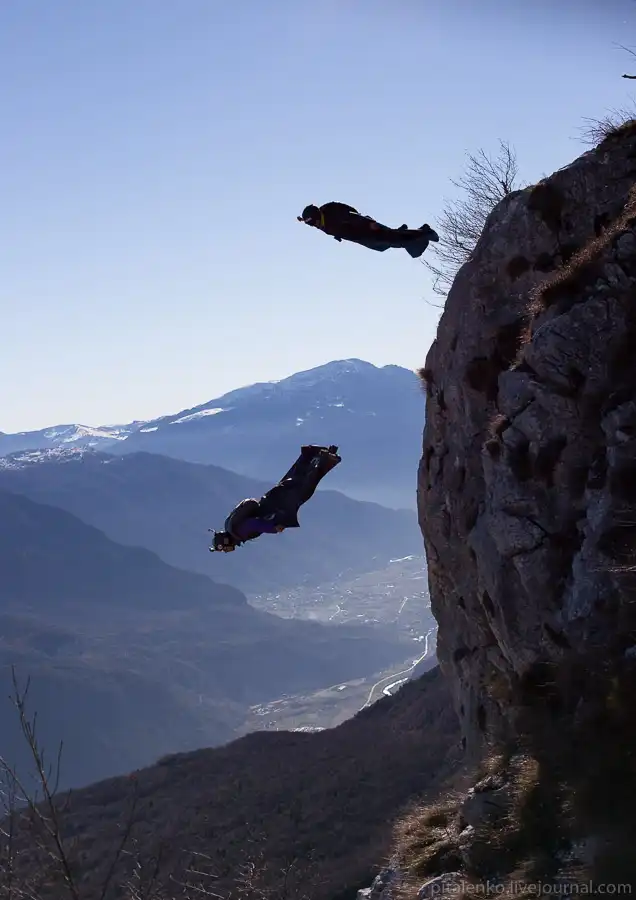 Полет человека в горах Италии