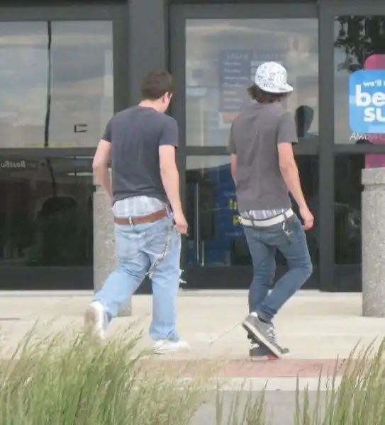 Спущенные брюки это круто?