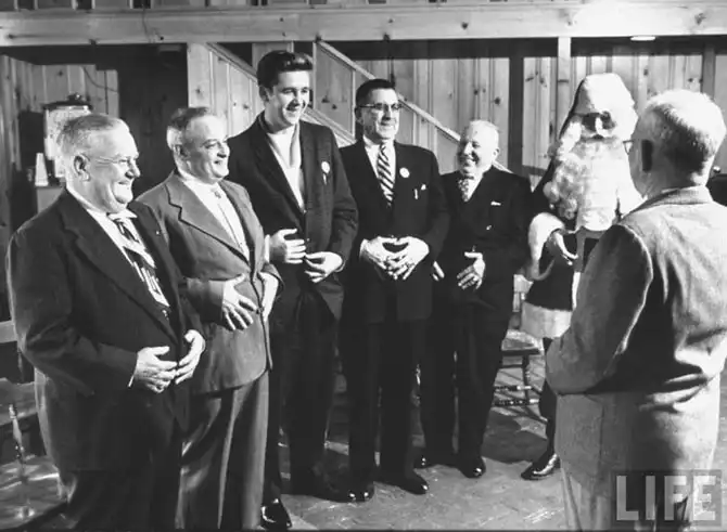 Как учили Санта Клаусов