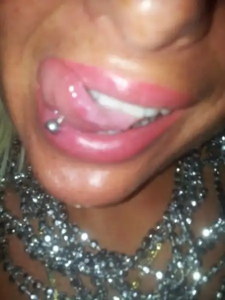 Блондинистая киса предлагает целовать ее фотки на экране