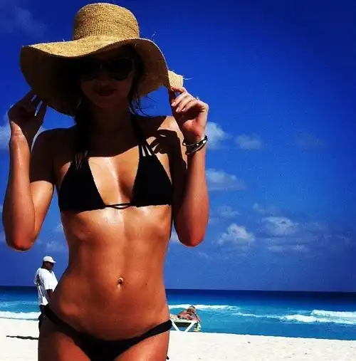 Жаркие девушки в бикини