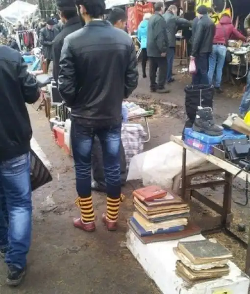 Горячие кавказские парни начали носить полосатые гетры