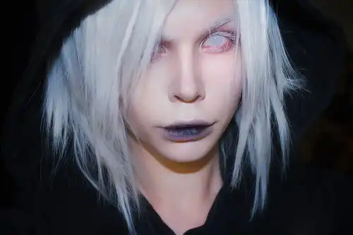 С цветными волосами.