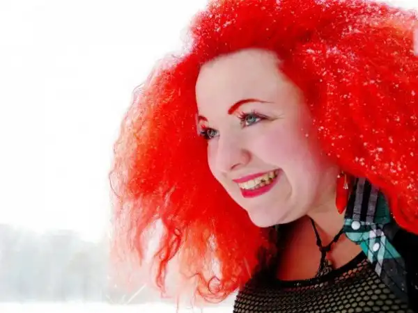 С цветными волосами.