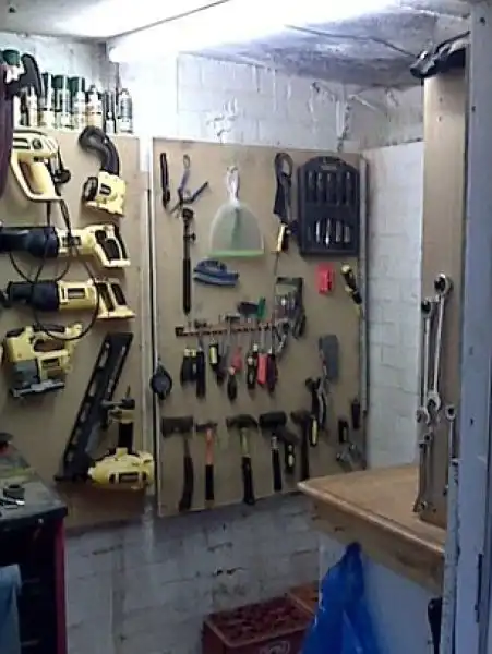 Конопляная оранжерея в транспортировочном контейнере под землей...