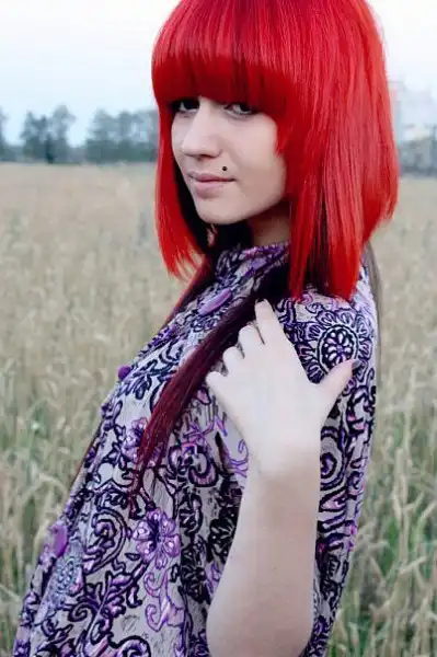 С цветными волосами.