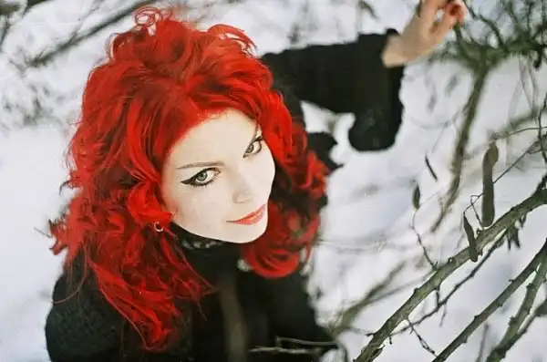 С цветными волосами.