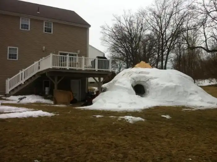 Креативная хижина из снега