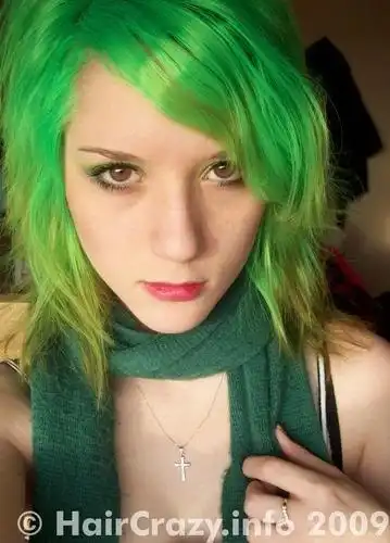 С цветными волосами.