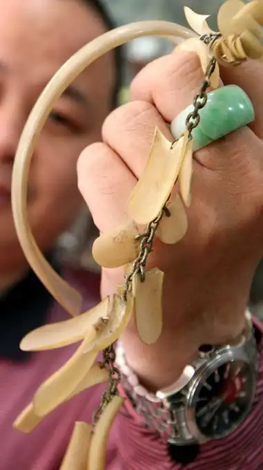 Китаец 20 лет отращивает ноготь и делает из него ожерелье