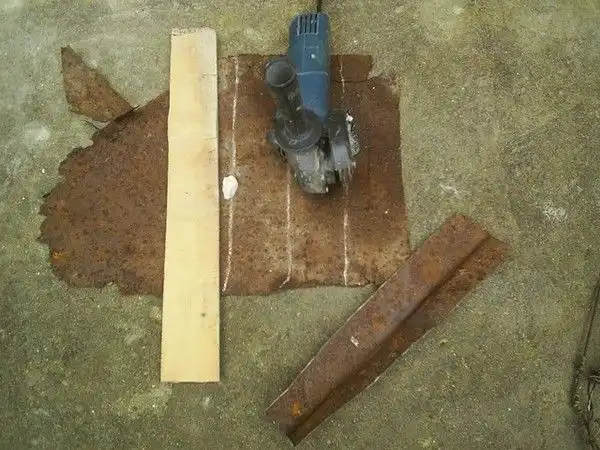 Модель солнечной системы из старых банок