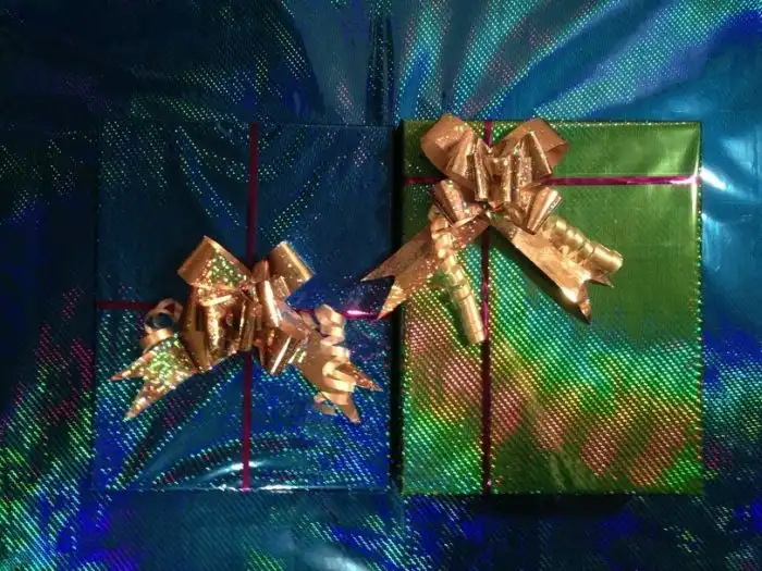 Дарим подарок, троллим девушку