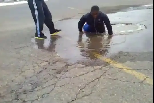 "Суровые" ямы на дорогах бывают не только в нашей стране