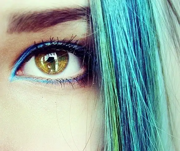 С цветными волосами.