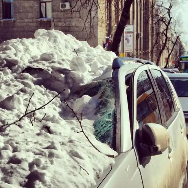 Ледяная глыба раздавила автомобиль