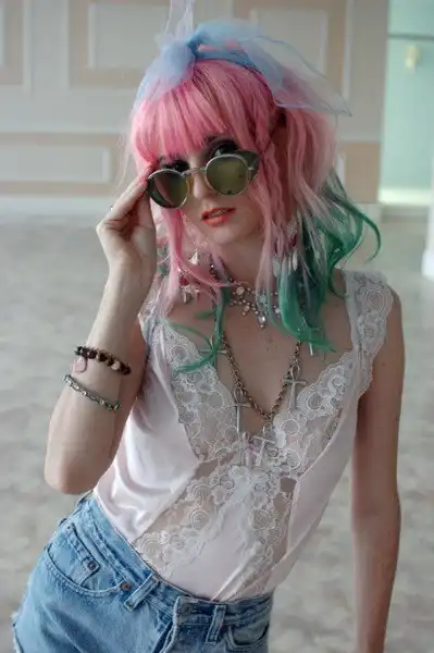 С цветными волосами.