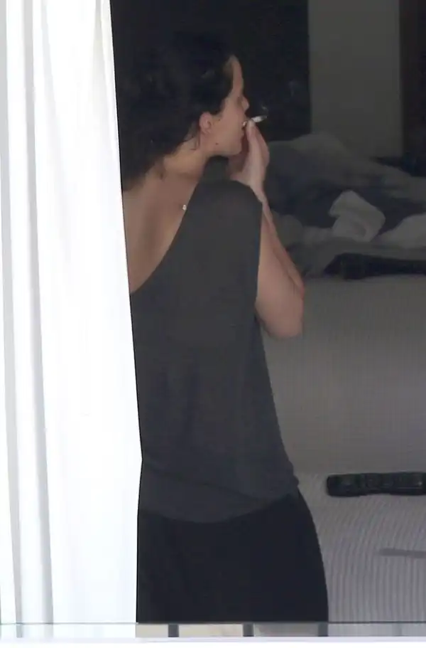 Дженнифер Лоуренс отрывается с травкой и вином