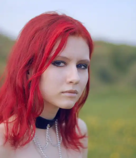 С цветными волосами.