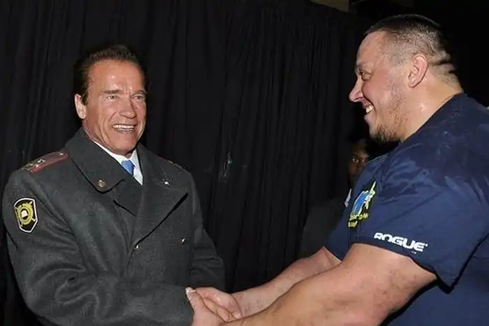 Челябинец надорвал бицепс, но все равно поразил Арнольда Шварценеггера