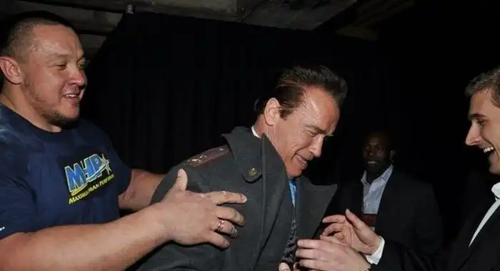 Челябинец надорвал бицепс, но все равно поразил Арнольда Шварценеггера