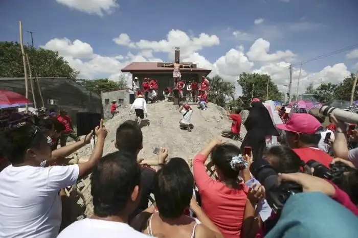 Верующие на Филиппинах распяли себя на крестах