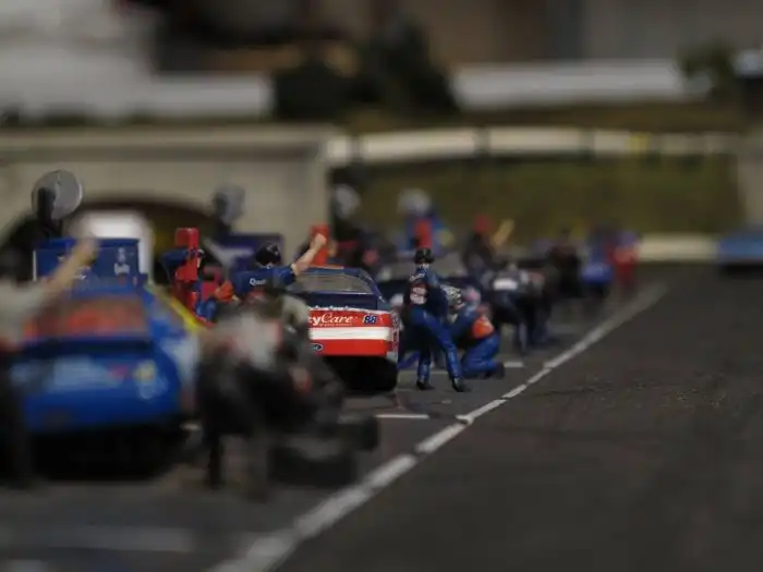 Удивительный гоночный трек в миниатюре своими руками