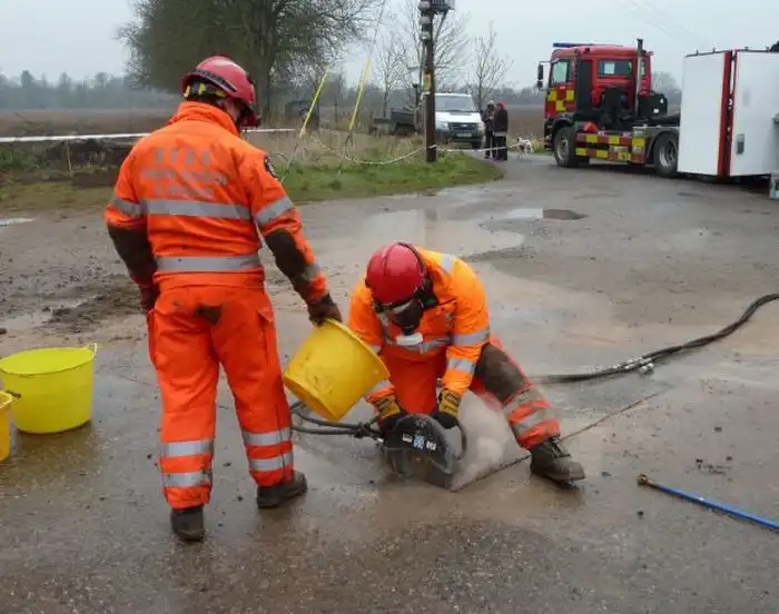 Спасение собаки, застрявшей в трубе глубоко под землей