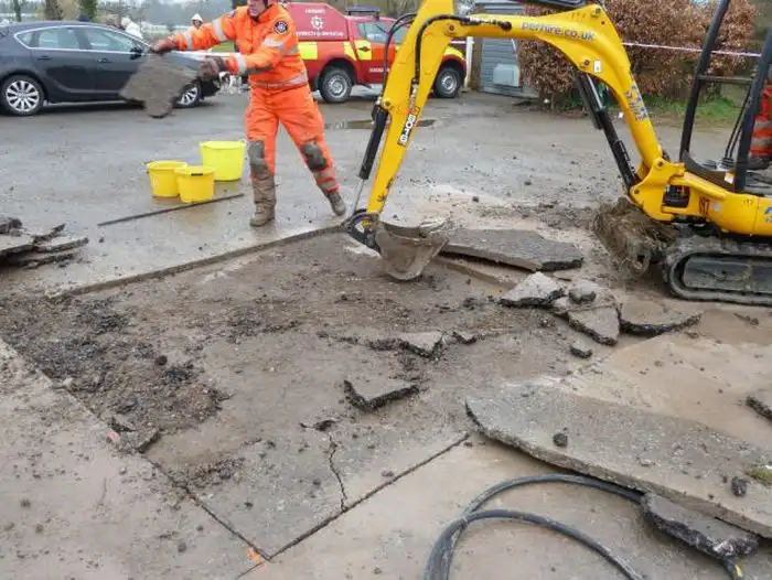 Спасение собаки, застрявшей в трубе глубоко под землей