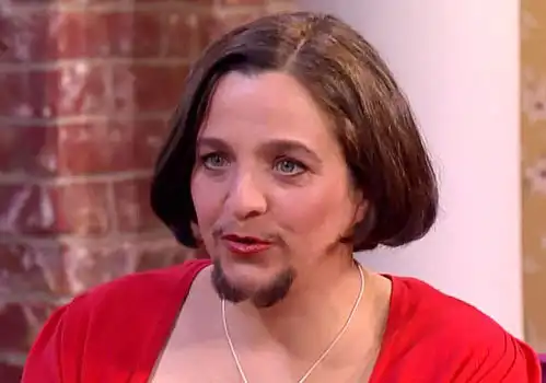 Бородатая женщина чувствует себя естественной и сексуальной