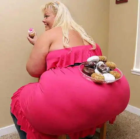 Барби Эдвардс заработала 30.000 долларов на своей огромной попе