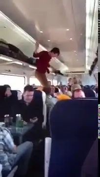 Крутой танец на столе в вагоне поезда