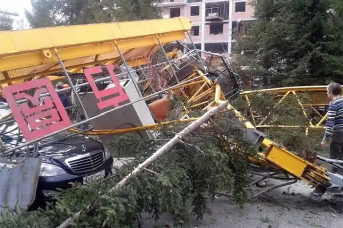 В Новосибирске башенный кран упал на машину замгенпрокурора РФ