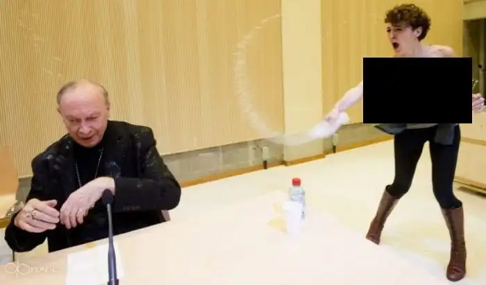 Девушки из Femen облили бельгийского священника водой (16+)