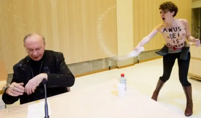 Девушки из Femen облили бельгийского священника водой (16+)