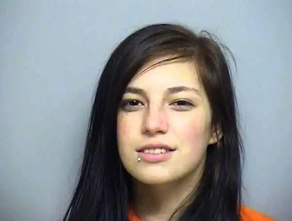 В полицейский участок порой попадают довольно сексуальные преступницы